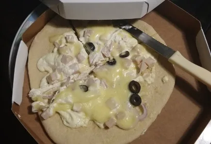 Rede de fast food pede desculpas por foto de pizza que viralizou nas redes sociais