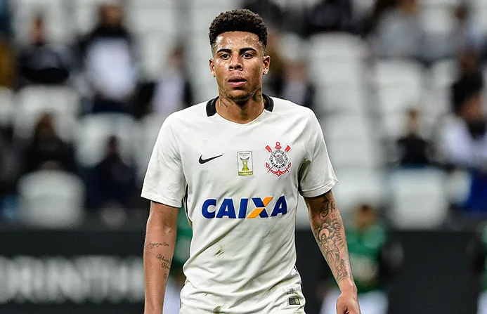 Sem Gustavo, Carille faz testes em treino do Corinthians