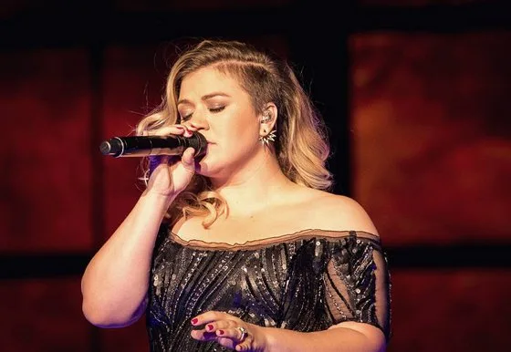 Kelly Clarkson pede desculpas aos fãs por cancelar shows da turnê