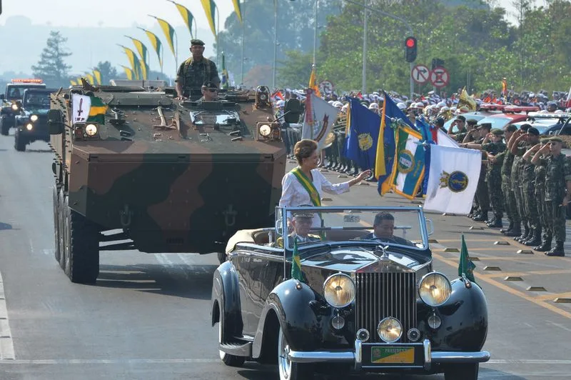 A presidenta Dilma Rousseff participa do desfile do 7 de setembro, na Esplanada dos Ministérios, em Brasília (Valter Campanato/Agência Brasil)