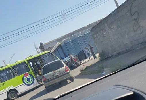 Acidente entre carro e ônibus deixa duas pessoas feridas na Serra