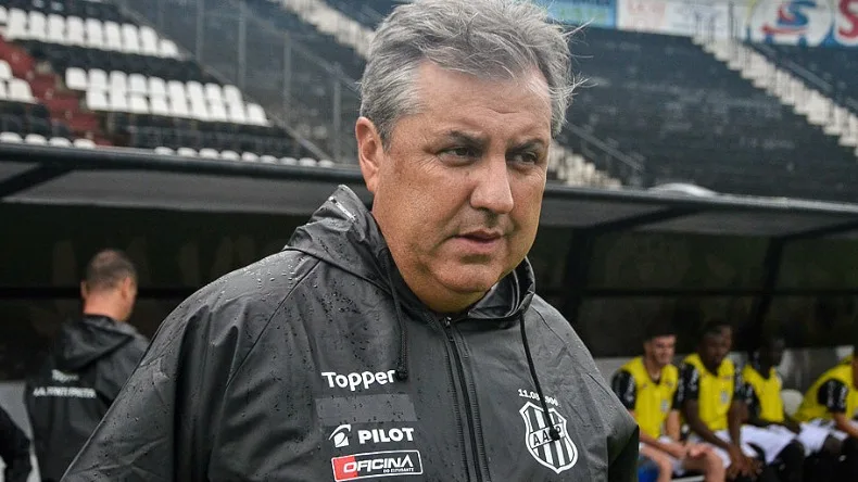 Ponte Preta anuncia a saída do técnico Gilson Kleina