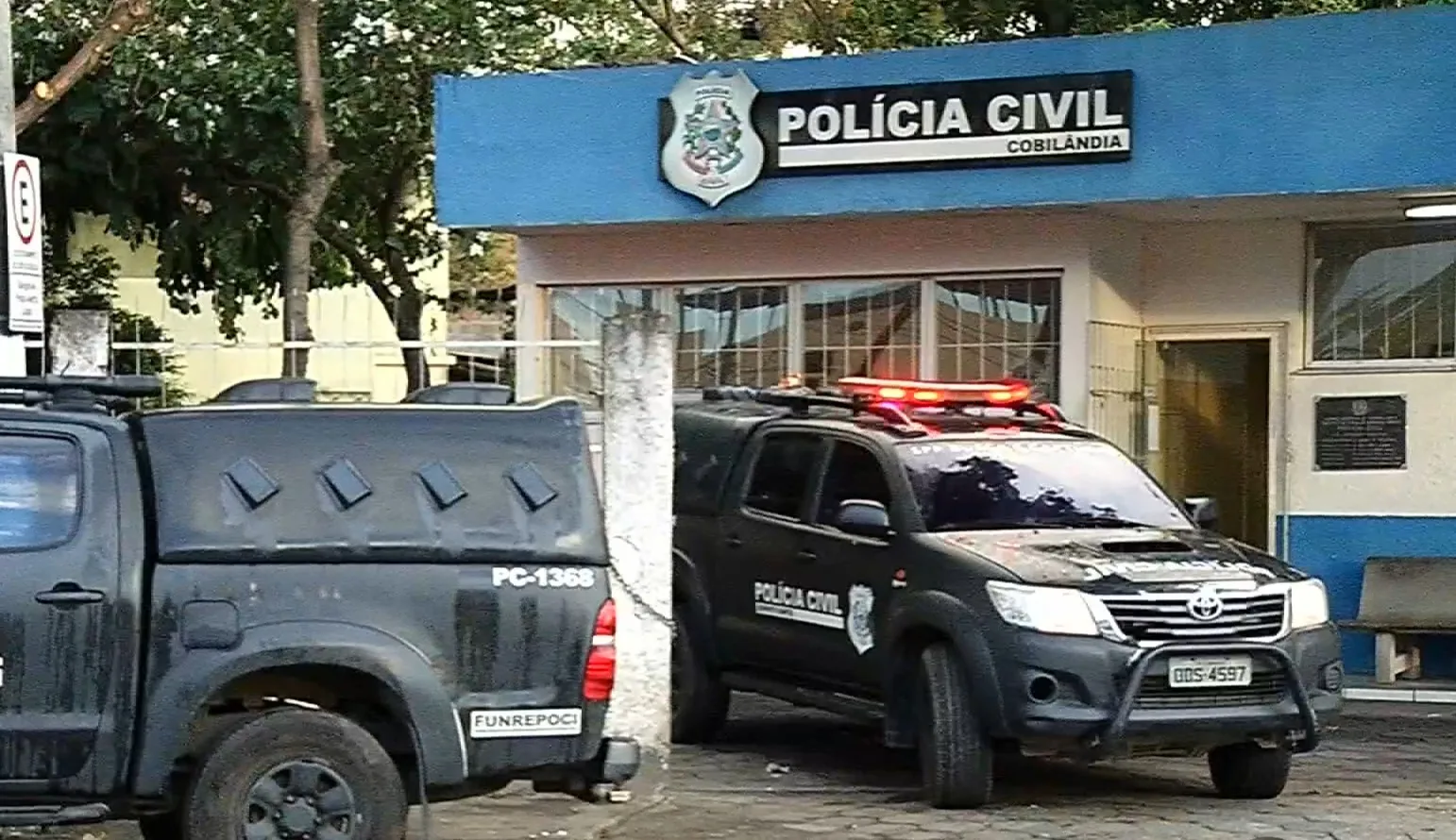 Adolescentes suspeitos de roubos fogem, trocam tiros com a polícia e só param quando um é baleado