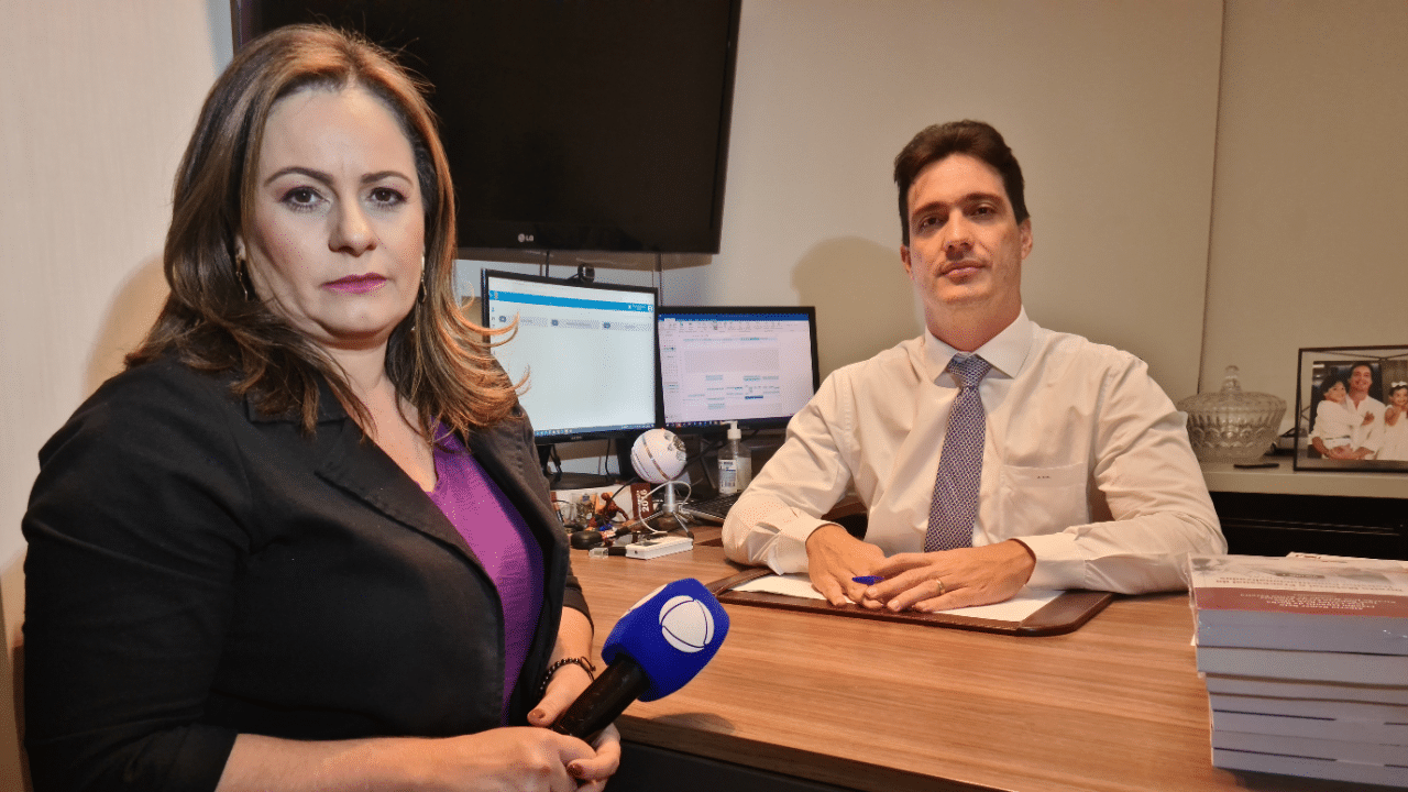 Marcelle Altoé conversou com o advogado Alberto Nemer sobre direitos e deveres dos cuidadores de idosos. Foto: Conexão Justiça