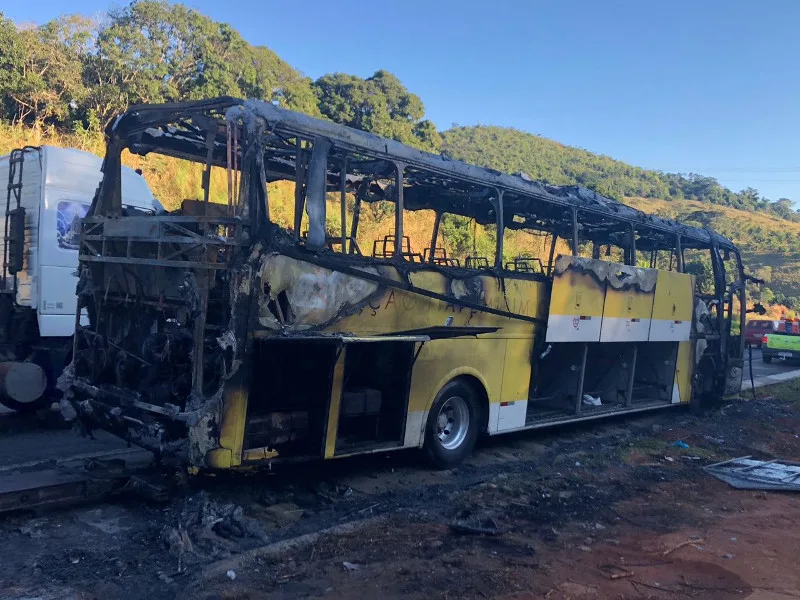 Ônibus que seguia do RJ para Vitória pega fogo na BR 101, em Guarapari