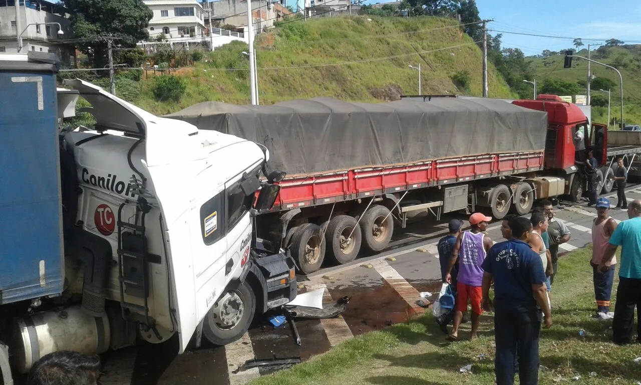 Engavetamento entre três carretas deixa dois feridos na BR-101 em Cariacica