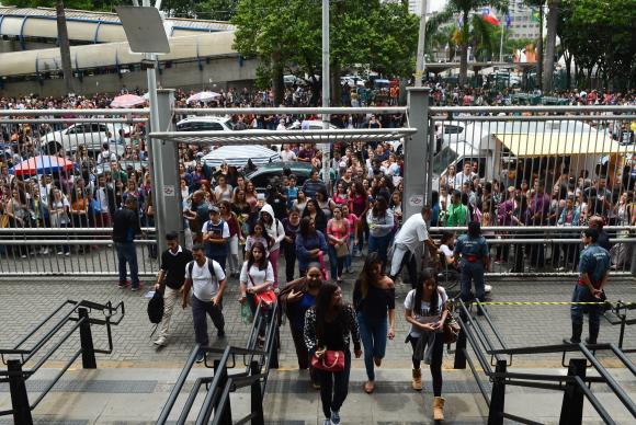 Enem adiado: estudantes fazem provas de matemática, linguagens e redação neste domingo