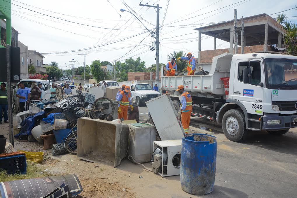 Prefeitura retira 40 toneladas de lixo e entulho de dentro de imóvel em Vila Velha