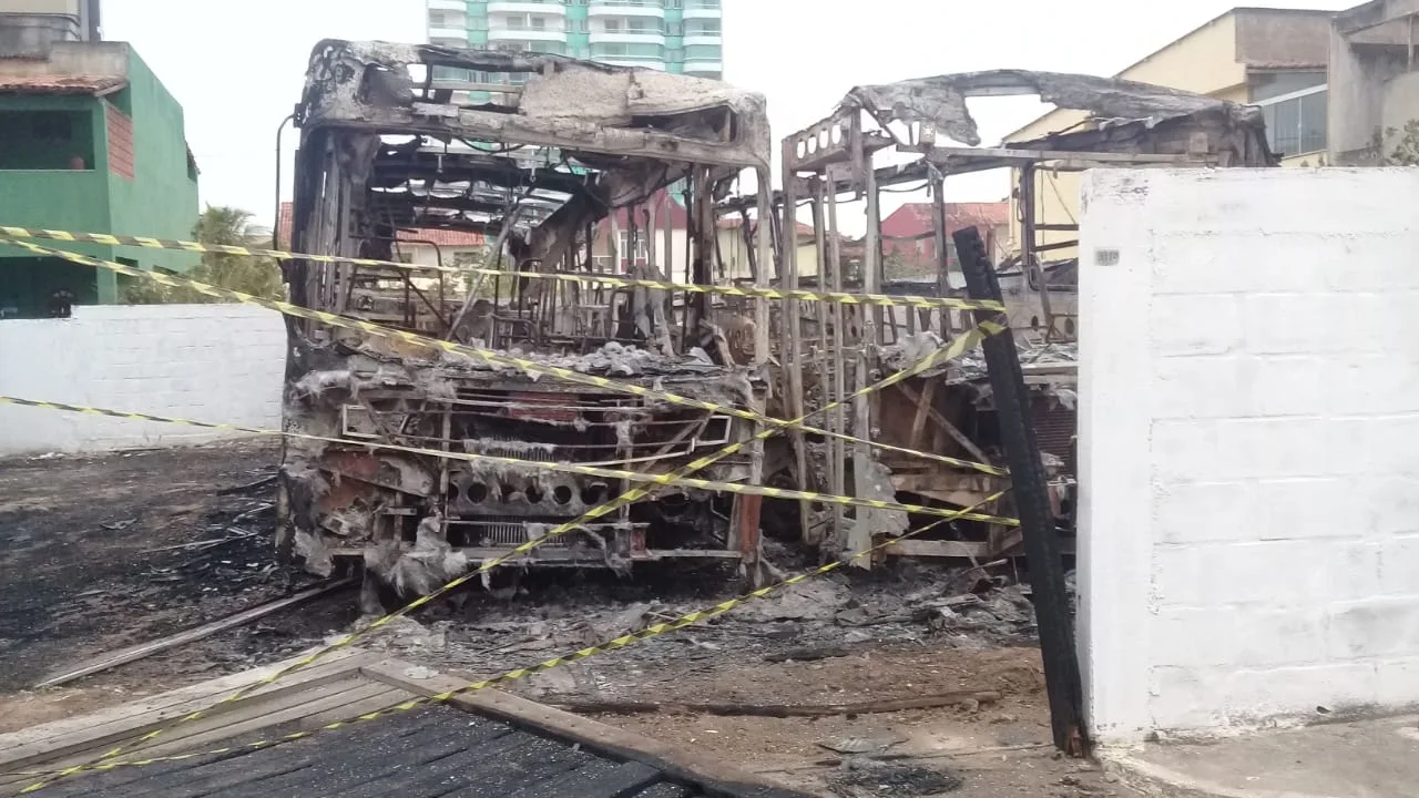 Ônibus de empresa alvo da operação Rubi são incendiados em Marataízes