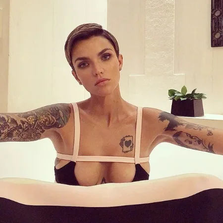 Ruby Rose deleta seu Twitter e critica mulheres e comunidade LGBT