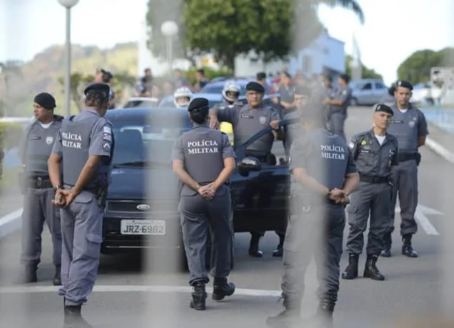 Vitória (ES) - Mulheres e familiares de policiais permanecem na saída do Comando Geral da Polícia Militar de Vitória e impedem a saída dos militares (Tânia Rêgo/Agência Brasil)