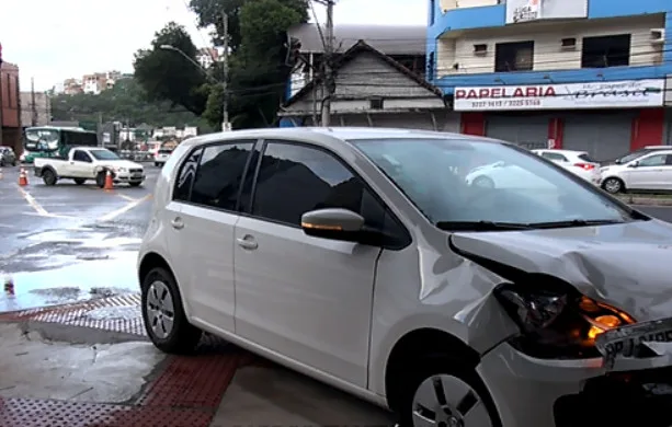 Acidente entre dois carros deixa trânsito congestionado na Reta da Penha