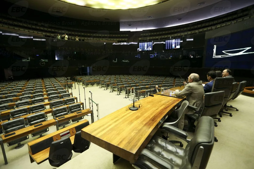 Brasília – Por falta de quórum, sessão em que seria feita a leitura do parecer do deputado Paulo Abi-Ackel contra o seguimento da denúncia de investigação do presidente Michel Temer é cancelada. (Marcelo Camargo/Agência Brasil)