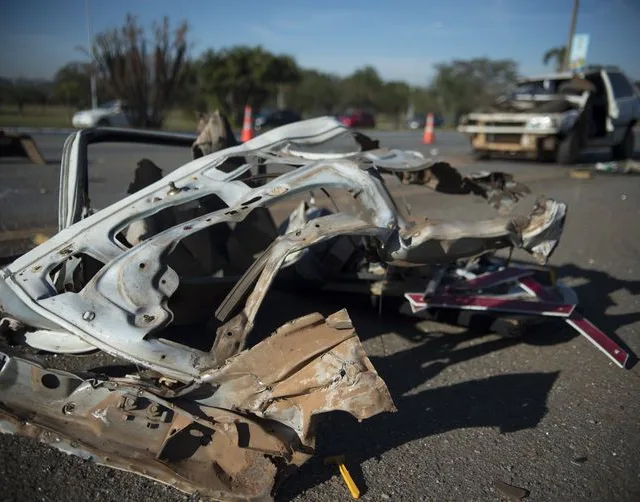 Acidente envolvendo dois carros no Eixão Sul, em Brasília, deixou 4 feridos e uma vítima fatal. (Marcelo Camargo/Agência Brasil)