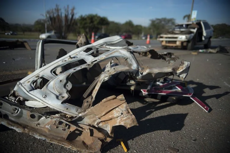 Acidente envolvendo dois carros no Eixão Sul, em Brasília, deixou 4 feridos e uma vítima fatal. (Marcelo Camargo/Agência Brasil)