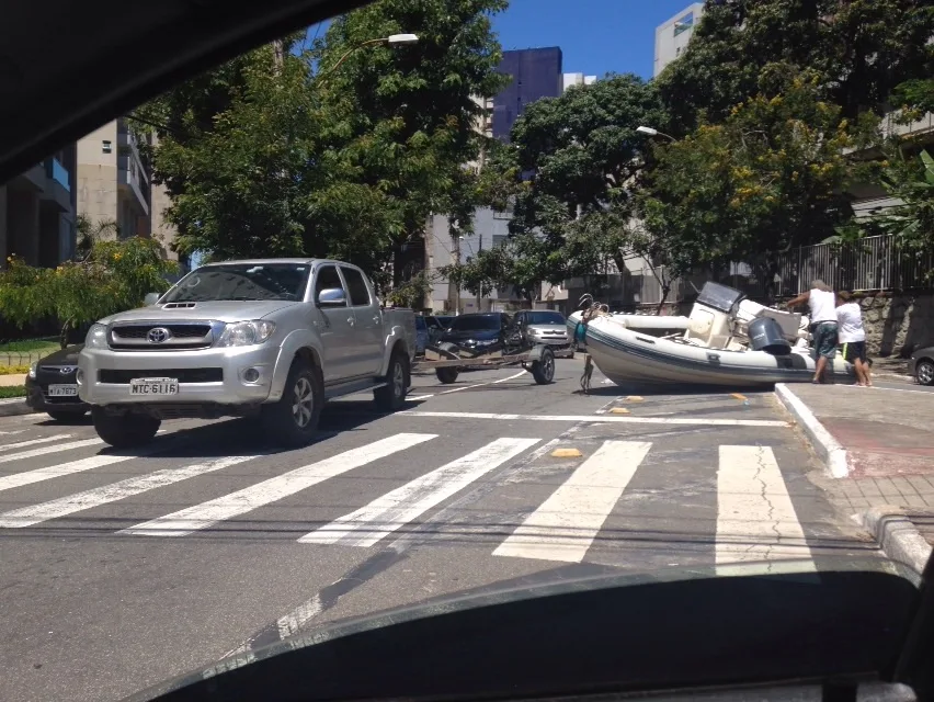 Lancha cai de reboque e deixa trânsito lento em Vitória