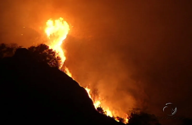 Incêndio atinge vegetação do Morro do Jaburuna em Vila Velha