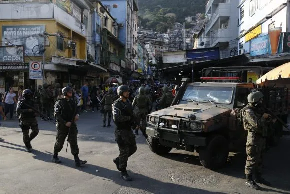 Polícia prende homem baleado na favela da Rocinha