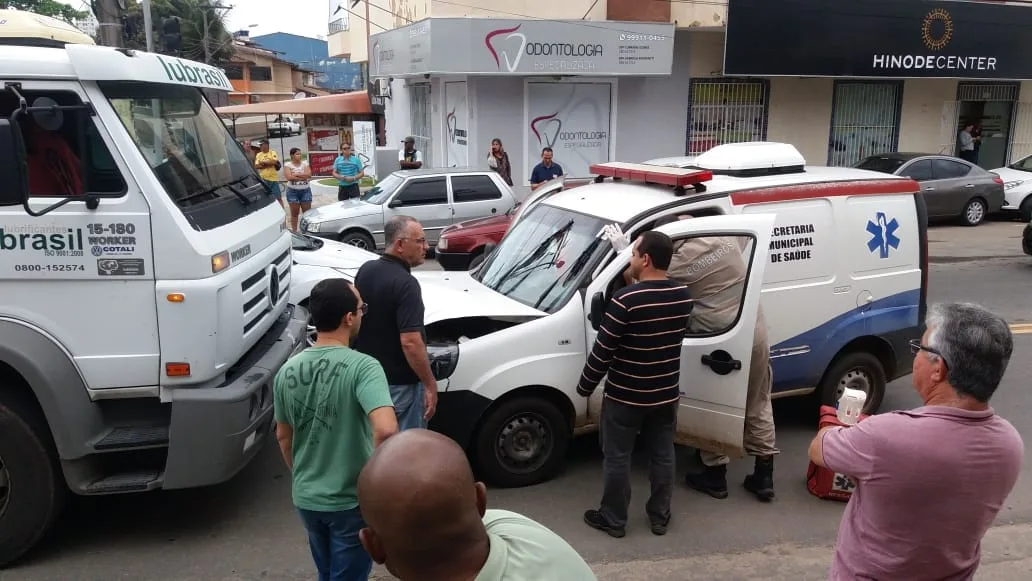 Motorista da ambulância que bateu em um caminhão em Guarapari passa bem