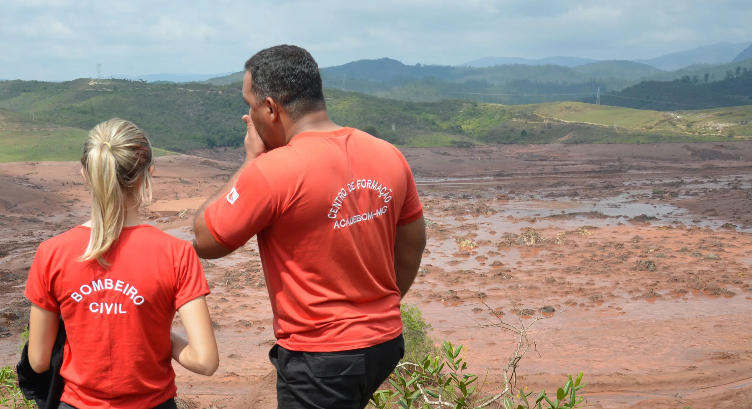 Mariana (MG) – Trabalho de buscas do Corpo de Bombeiros no distrito de Bento Rodrigues, zona rural de Mariana, em Minas Gerais (Antonio Cruz/Agência Brasil)