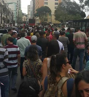 Manifestação de trabalhadores da Cesan em Vitória. Veja como está o trânsito!