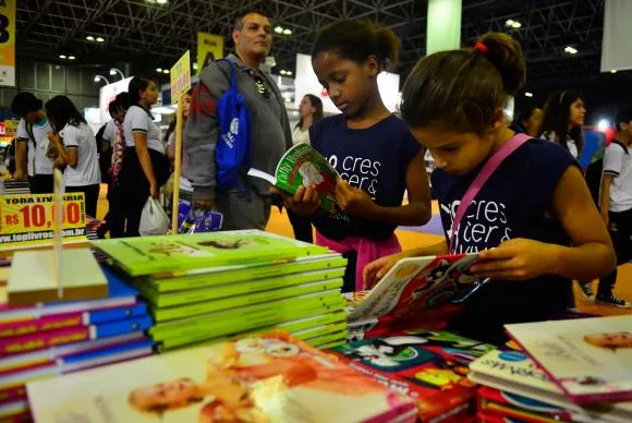 Livros em papel ainda encantam crianças e adolescentes nascidos na era digital