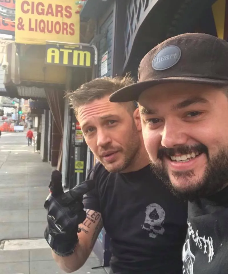 Tom Hardy perde aposta e faz tatuagem em homenagem a Leonardo DiCaprio