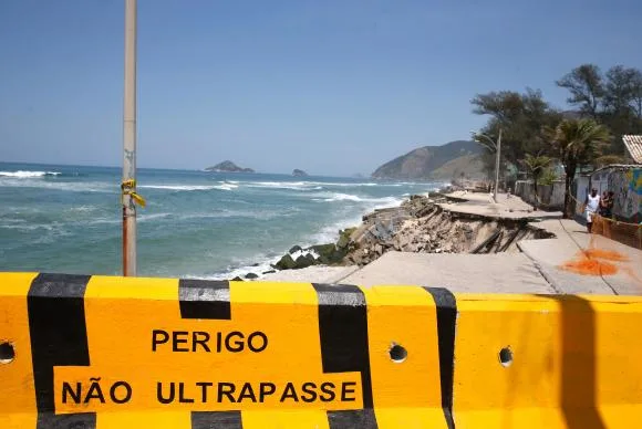 Desabamentos na orla da Praia da Macumba continuam