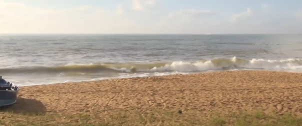 Equipes de mergulho retomam buscas a jovem desaparecido em praia de Vila Velha