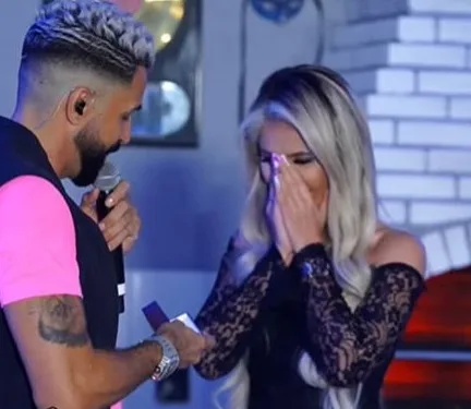 Durante live, cantor Latino pede a Rafaella Ribeiro em casamento