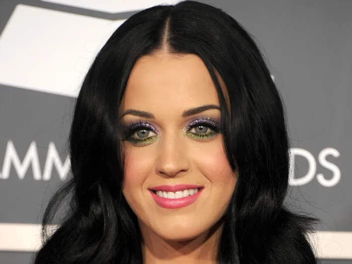 Katy Perry oferece pagar estudos de fã sobrevivente da boate Pulse