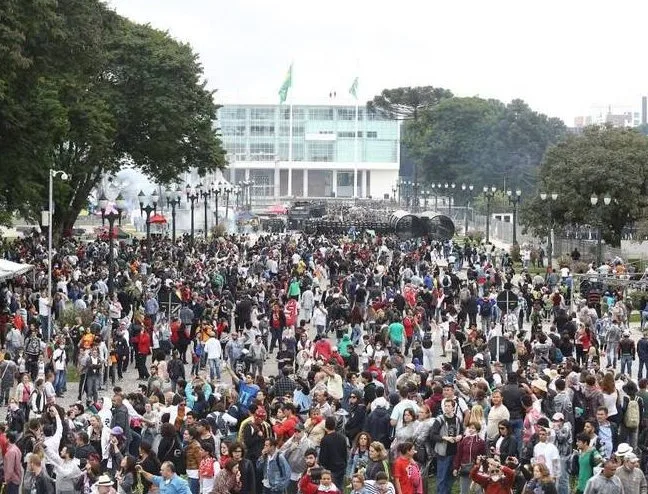 PM usou gás e balas de borracha contra professores e 213 ficaram feridos no PR