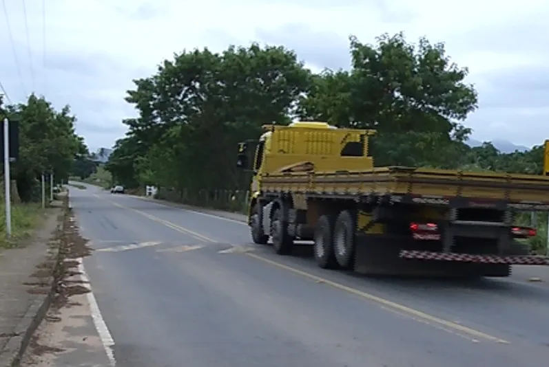 PMs reagem, suspeito morre e dois ficam feridos após arrastão em rodovia de Cariacica