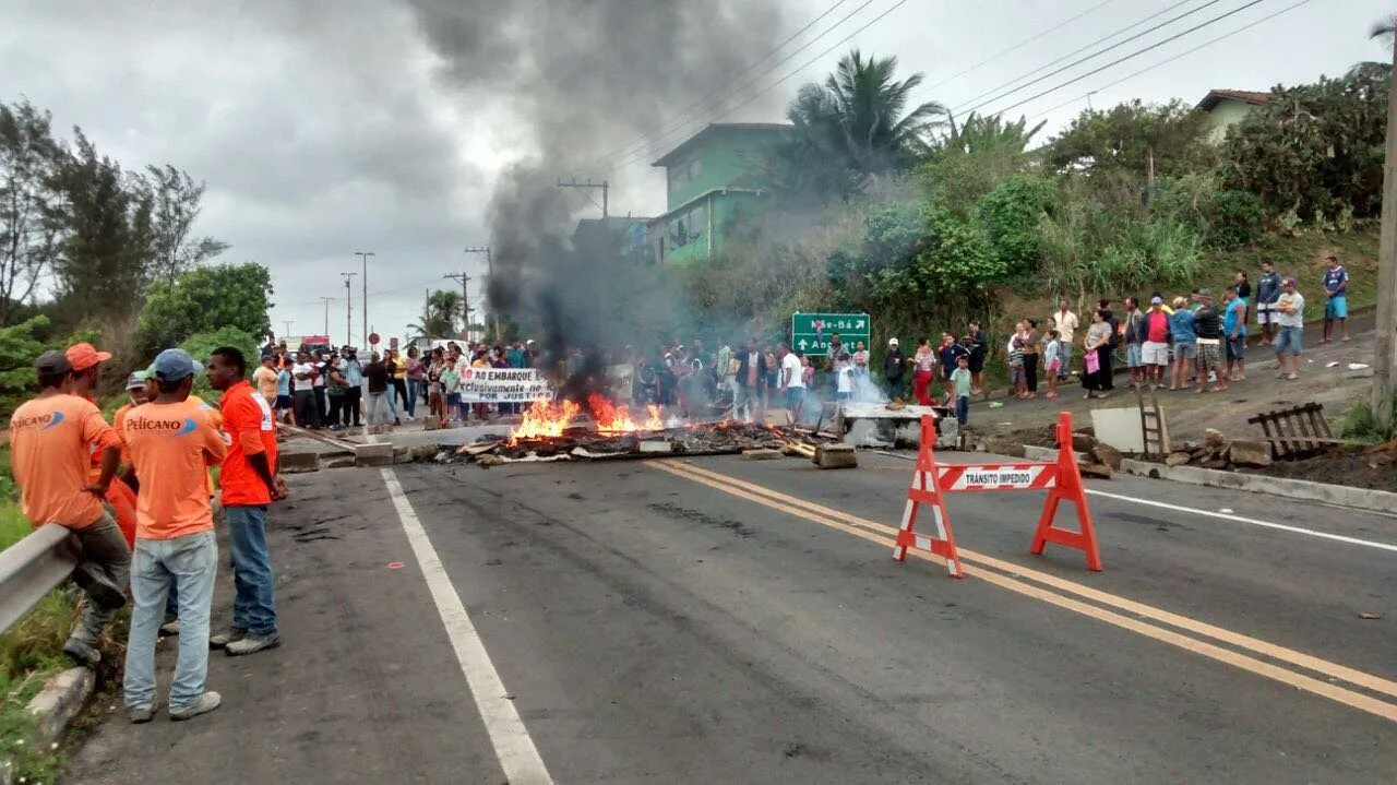 Manifestantes bloqueiam vias na Rodovia do Sol em Anchieta