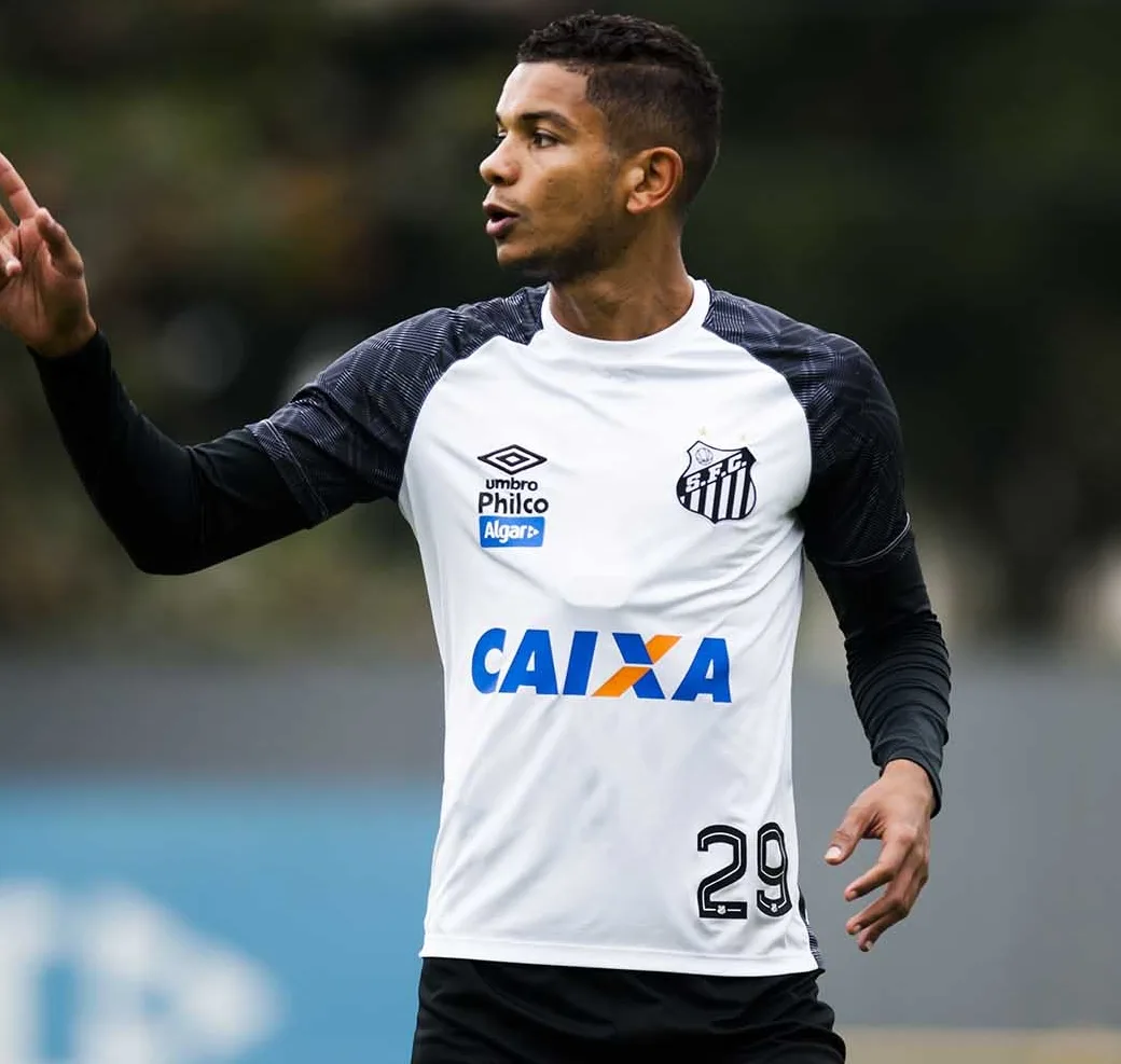 Diretor do Grêmio confirma acerto com David Braz; time terá desfalques na quarta