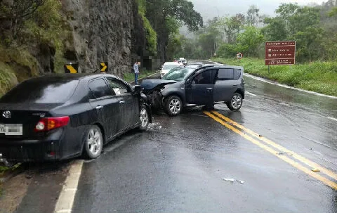 Recém-operada, mulher fica ferida em acidente com dois carros na BR 262 em Viana