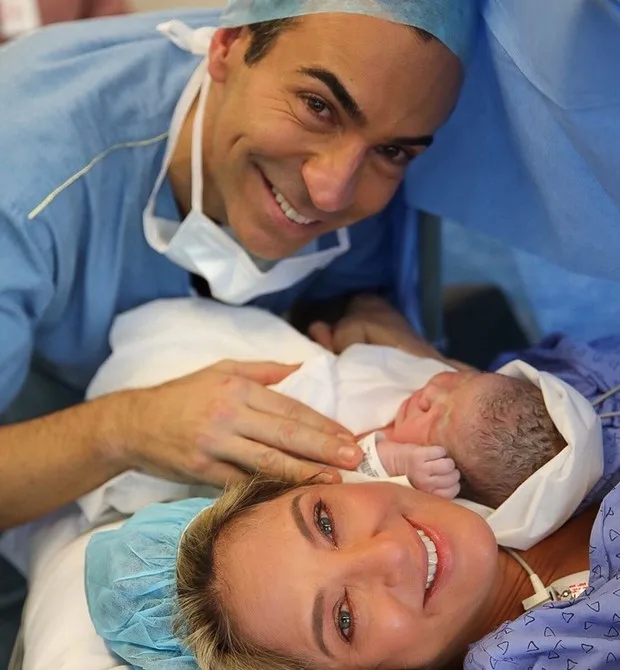 Ticiane Pinheiro e César Tralli mostram 1ª foto da filha Manuella