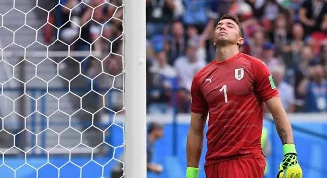 Godín lamenta eliminação e defende Muslera: 'Futebol é assim mesmo'