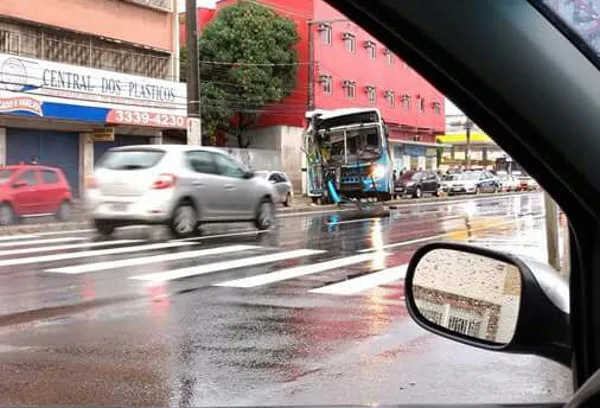 Acidente entre dois ônibus do Transcol deixa trânsito complicado em Vila Velha