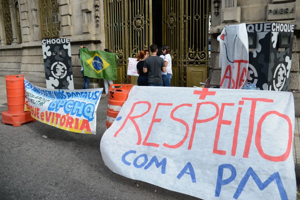 Rio de Janeiro – Protestos de familiares de policiais militares impedem a saída de viaturas em batalhões da região metropolitana do Rio de Janeiro. (Tomaz Silva/Agência Brasil) Rio de Janeiro – Protestos de familiares de policiais militares impedem a saída de viaturas em batalhões da região metropolitana do Rio de Janeiro. (Tomaz Silva/Agência Brasil)