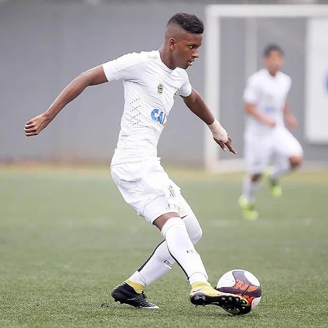 No 3º ano do Ensino Médio, santista Rodrygo vive entre a bola e os livros