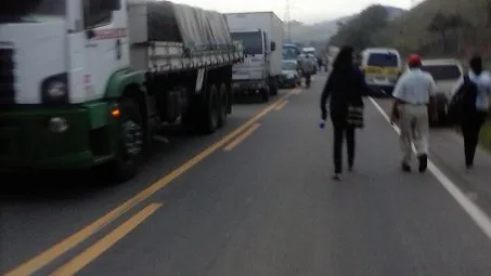 Após quase 6 horas de bloqueio, manifestantes liberam rodovia ES-080 em Santa Leopoldina