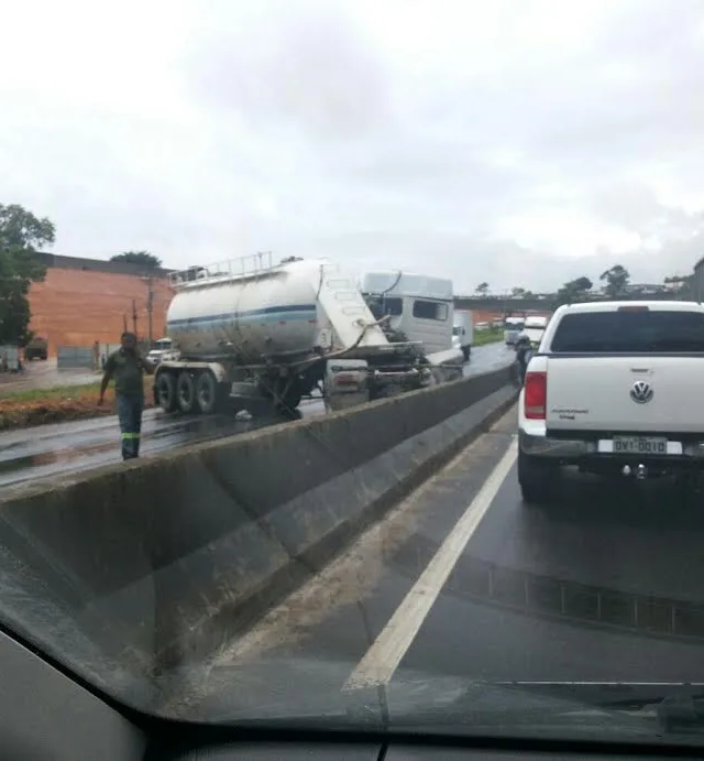 Carreta derrapa na pista e interdita parte da Rodovia do Contorno