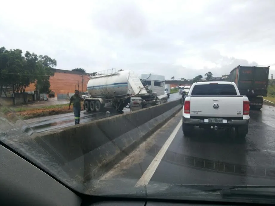 Carreta derrapa na pista e interdita parte da Rodovia do Contorno