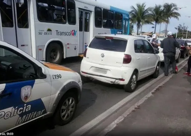 Engavetamento entre oito veículos deixa trânsito complicado em Vitória