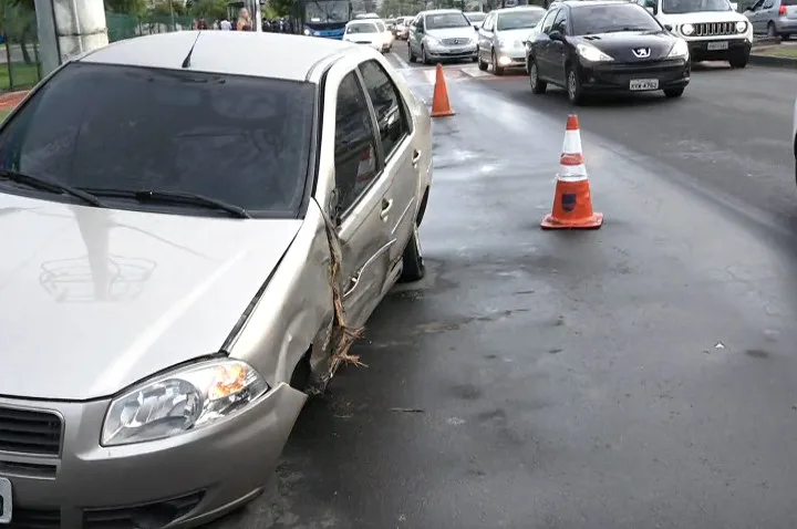 Motorista sofre acidente e quase é assaltado na avenida Fernando Ferrari Motorista sofre acidente e quase é assaltado na avenida Fernando Ferrari