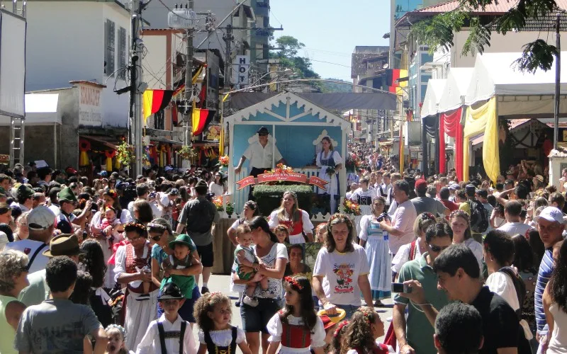 Desfile conta trajetória e costumes alemães deixados no Espírito Santo