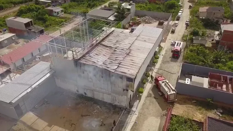 Homem resgata 80 animais durante incêndio em galpão veterinário em Vila Velha