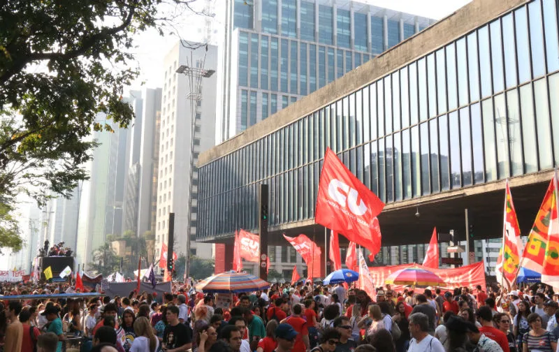 PM prende quatro jovens em protesto contra Temer na Avenida Paulista