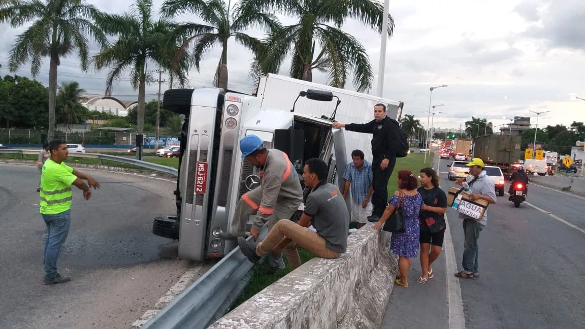 Caminhão tomba em viaduto da BR-101 na Serra